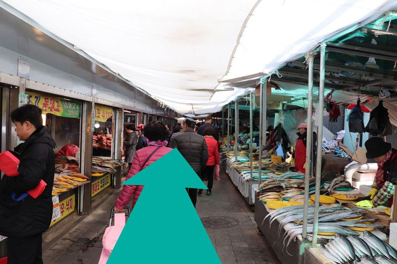 Lối đi bộ vào chợ nhân sâm, nơi có nhiều gian hàng thực phẩm và thảo dược.